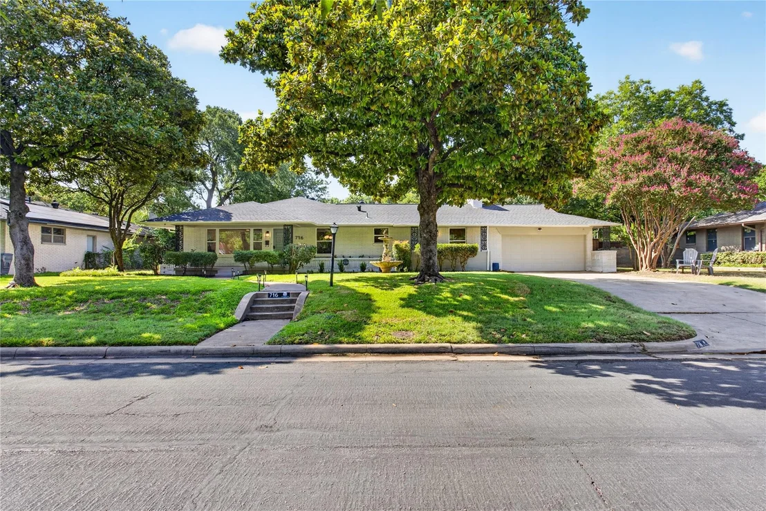 Photo of 716 Mayrant Drive
