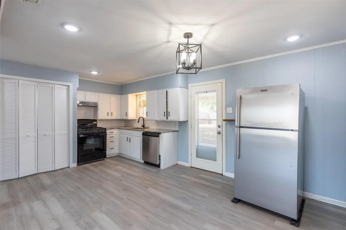 Photo of 2142 N Mockingbird Lane