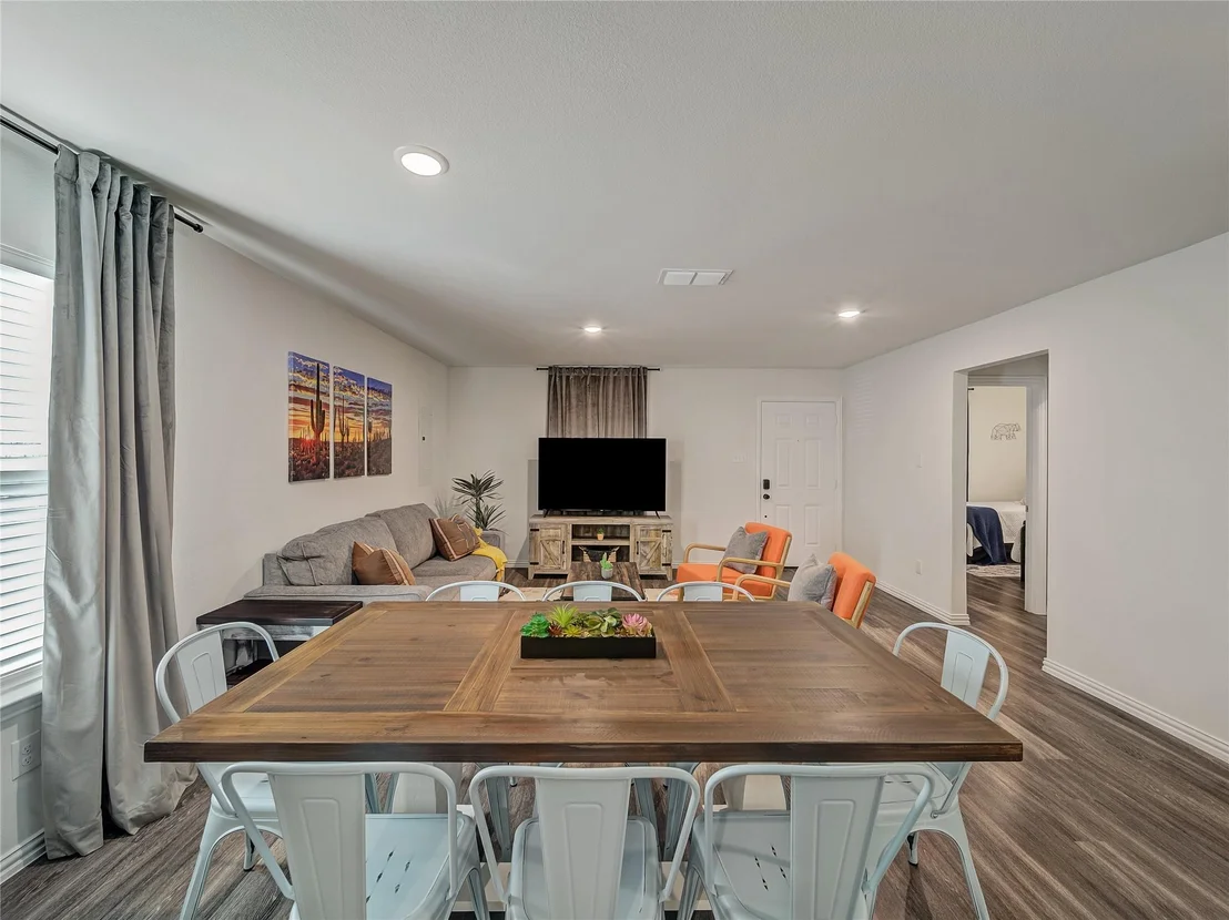 Photo of 921 W 9th Street