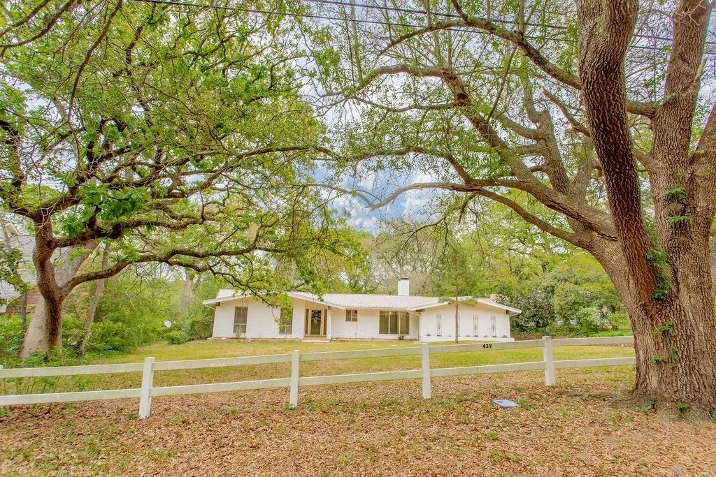 Photo of 439 N Lonestar Lane