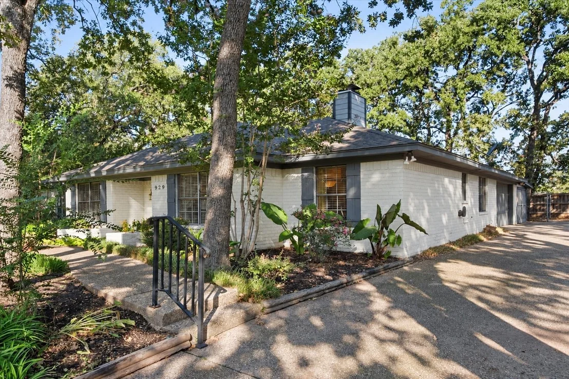 Photo of 929 Madison Square