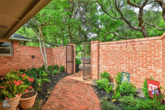 Photo of 1533 Elmwood Drive