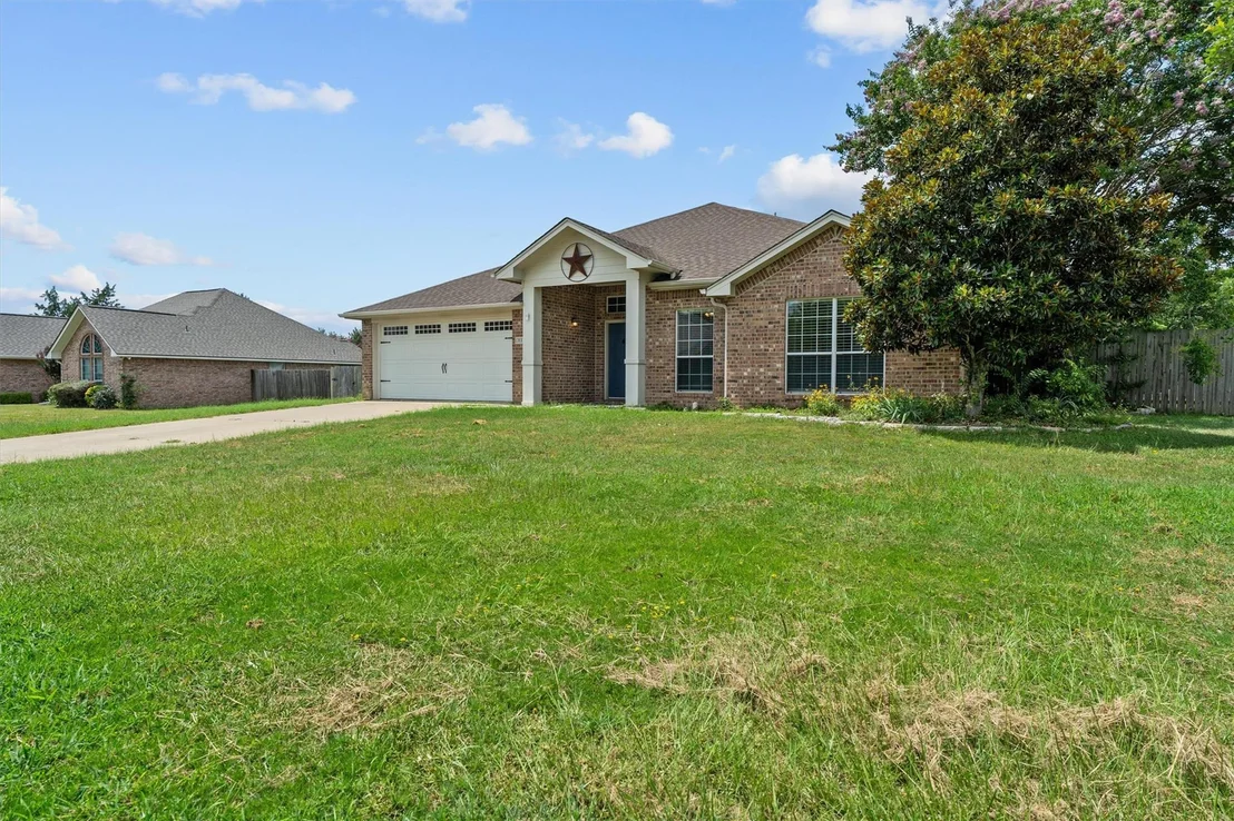 Photo of 833 Greenwood Circle