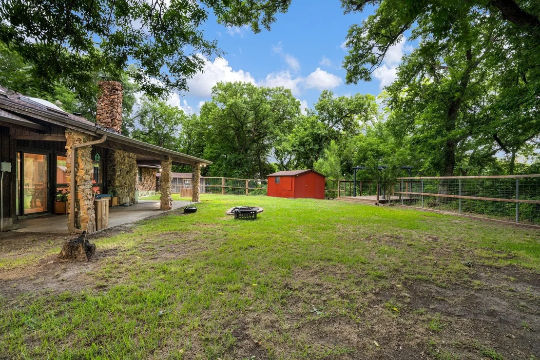 Photo of 207 Shadowwood Trail