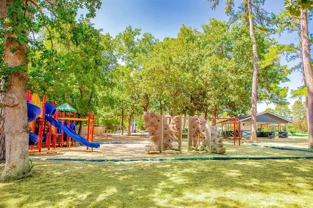 Photo of 321 Lakeview Drive