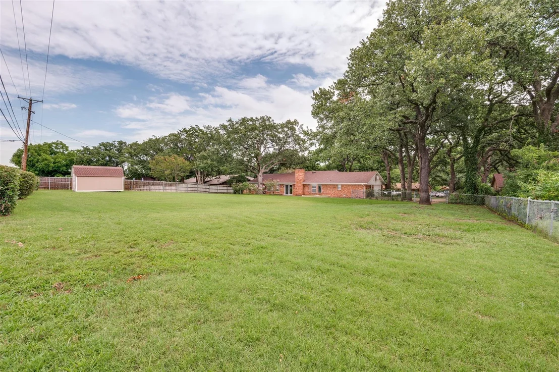 Photo of 607 N Parkridge Drive