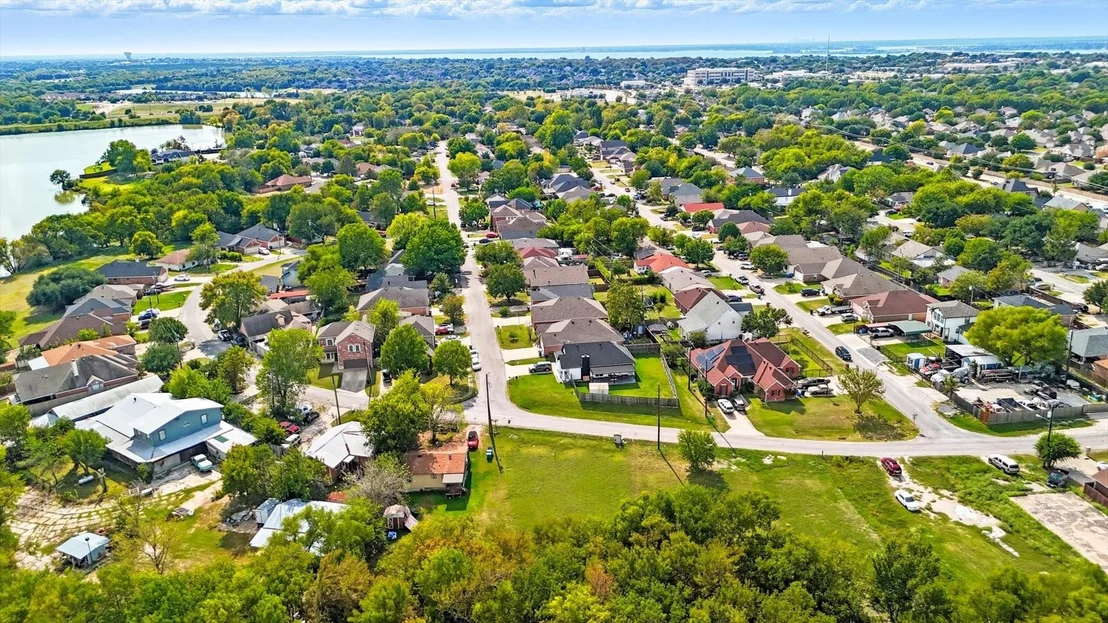 Photo of 869 Lakeside Drive