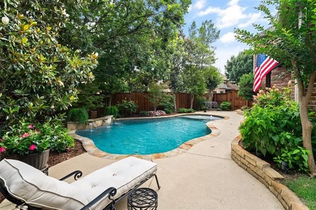 Photo of 901 Crestmoor Drive