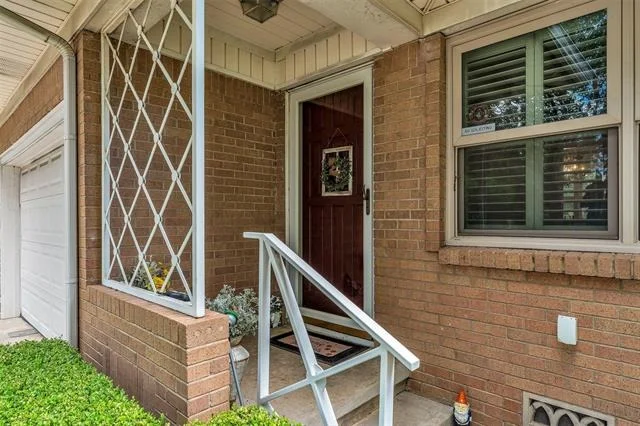 Photo of 1325 Royal Oaks Drive