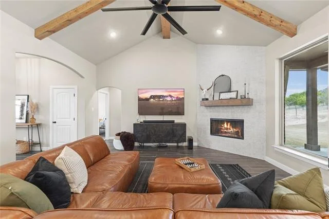 Photo of 916 Silverleaf Drive