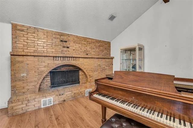 Photo of 1064 Warren Road