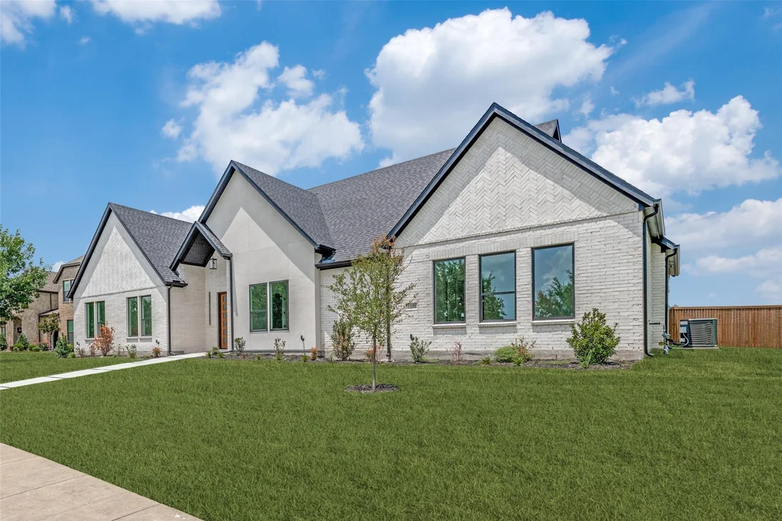 Photo of 1104 Devonshire Drive N