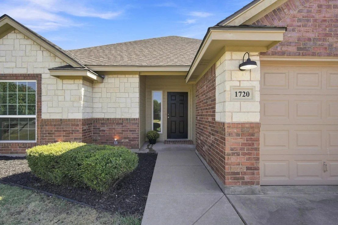 Photo of 1720 Lakeway Drive