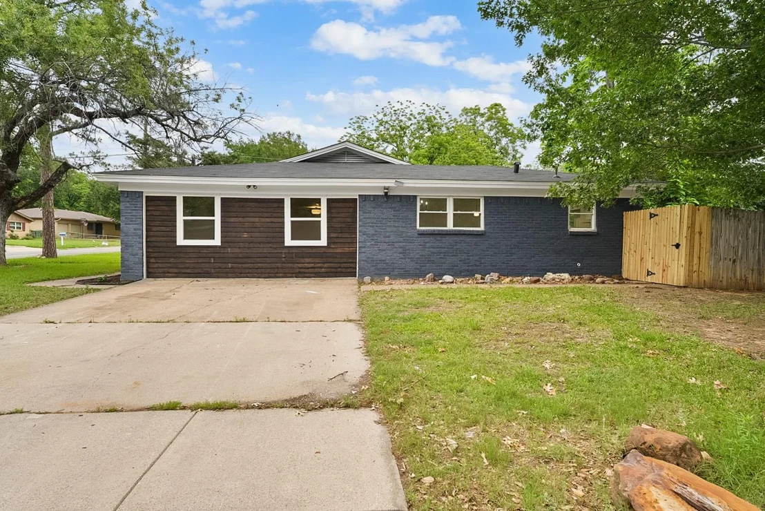 Photo of 861 Woodcrest Drive