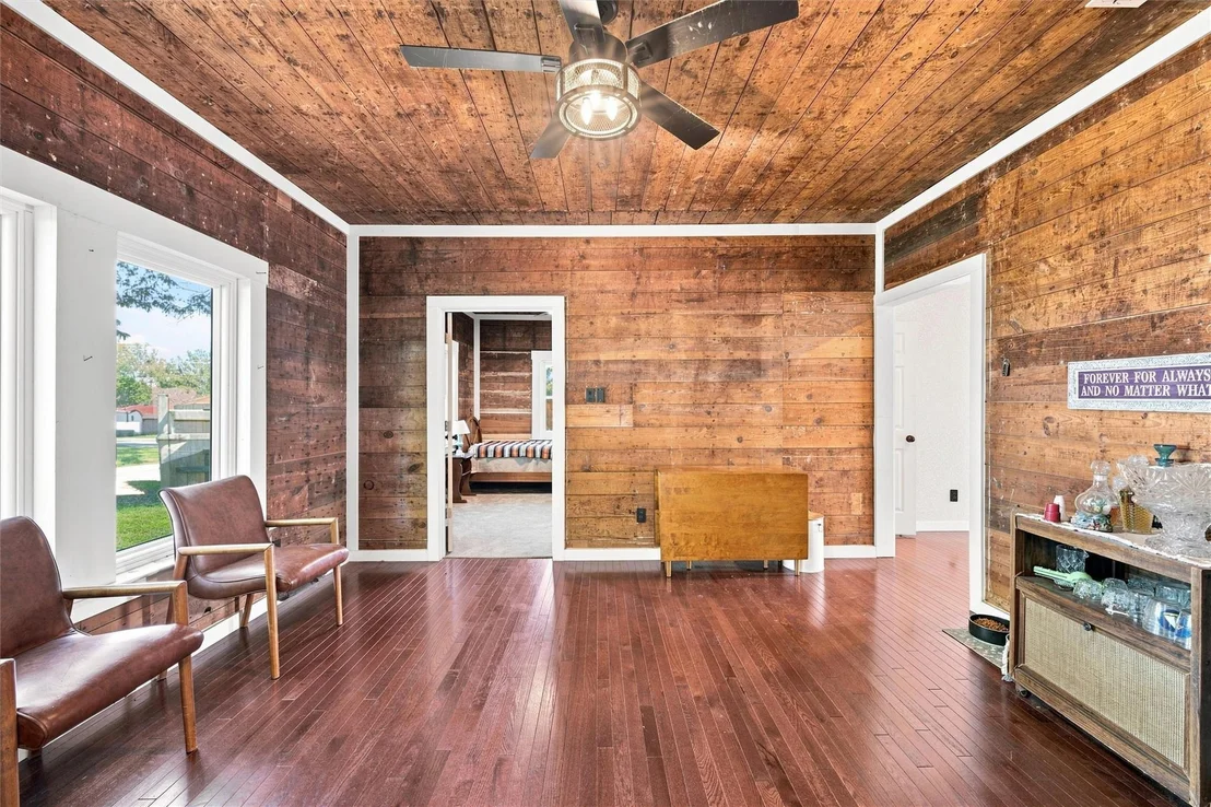 Photo of 202 E Avenue E