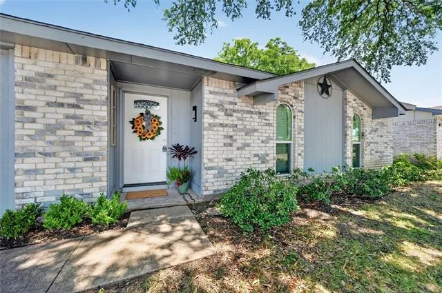 Photo of 5917 Maple Lane
