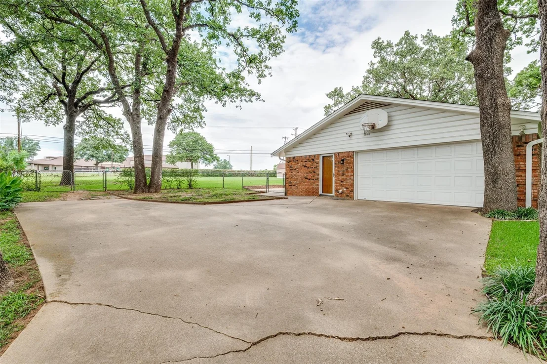 Photo of 607 N Parkridge Drive