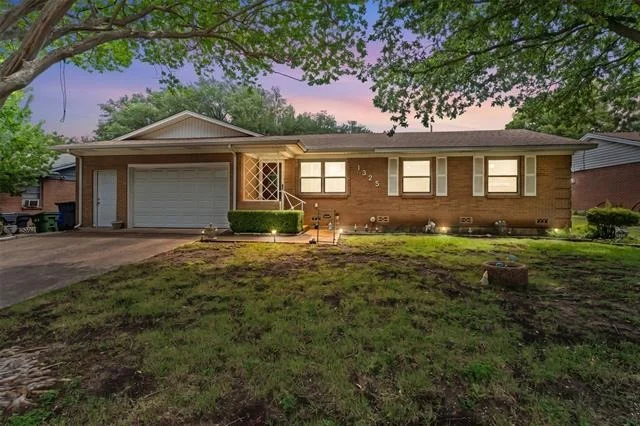 Photo of 1325 Royal Oaks Drive