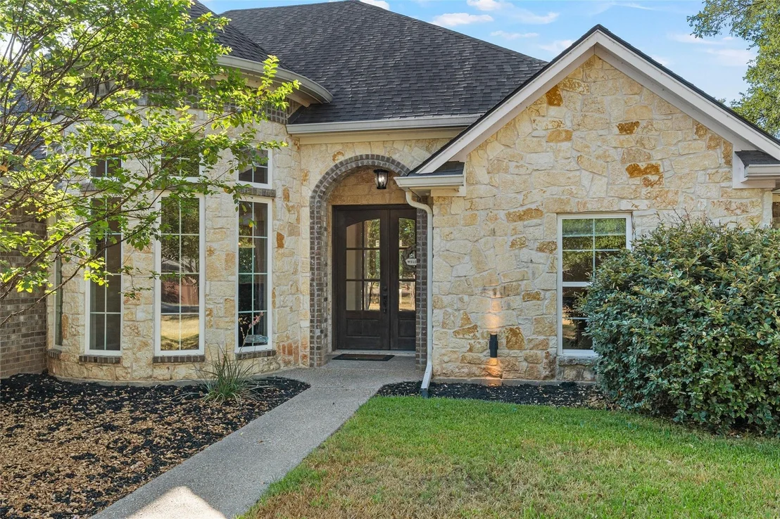 Photo of 580 Whispering Oaks