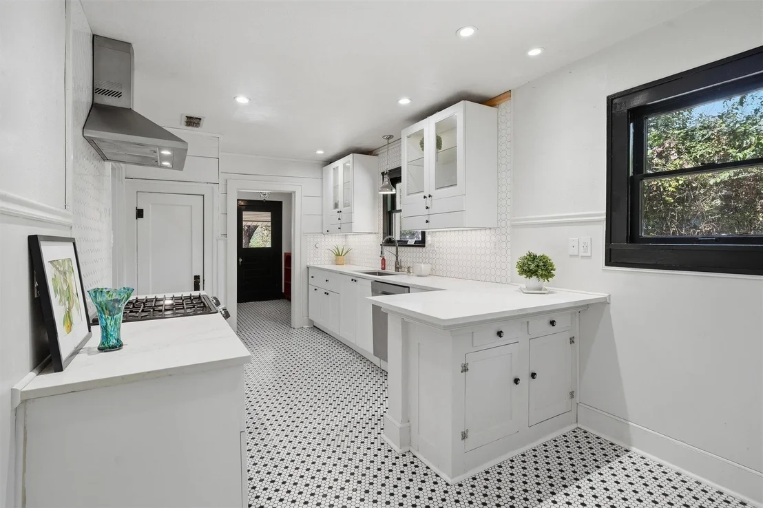 Photo of 704 Forrest Avenue