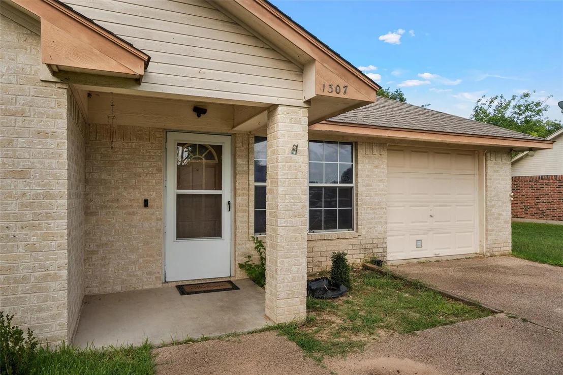 Photo of 1307 Luanne