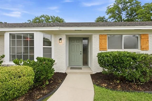 Photo of 2112 Stonegate Drive N