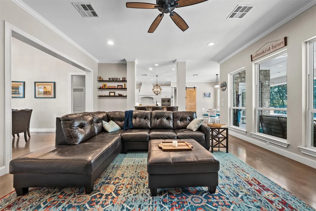 Photo of 580 Whispering Oaks