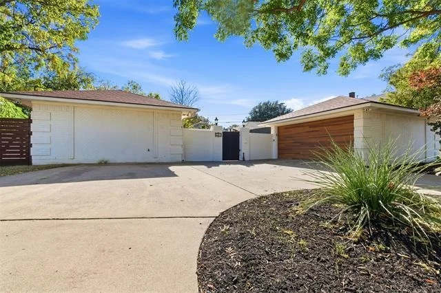Photo of 2201 Mistletoe Boulevard