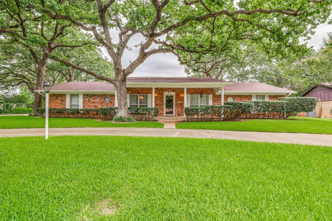 Photo of 607 N Parkridge Drive