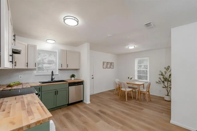 Photo of 2118 N Mockingbird Lane