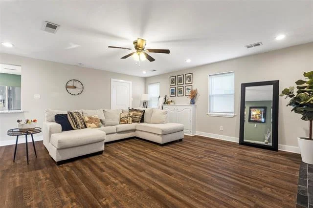Photo of 2425 Larchmont Drive