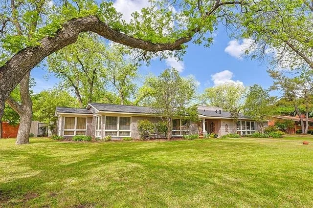 Photo of 1602 Elmwood Drive