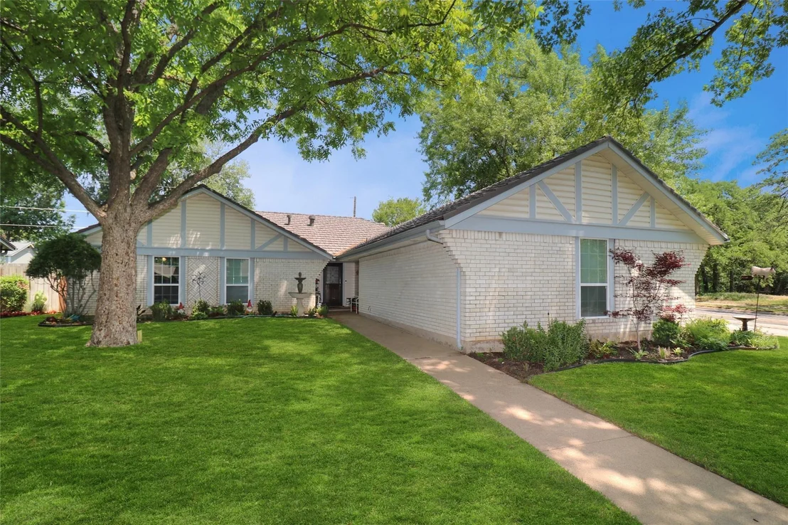 Photo of 2001 Heather Way Drive