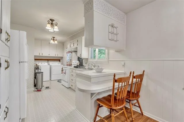 Photo of 1325 Royal Oaks Drive