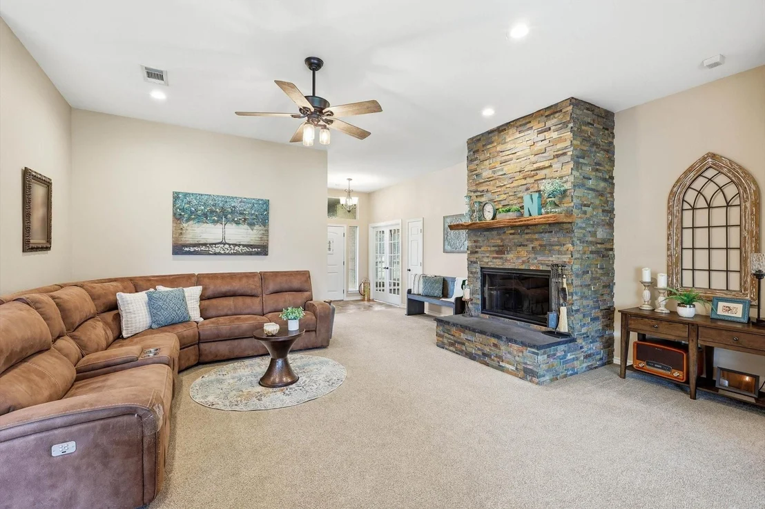 Photo of 312 Lakeside Oaks Circle