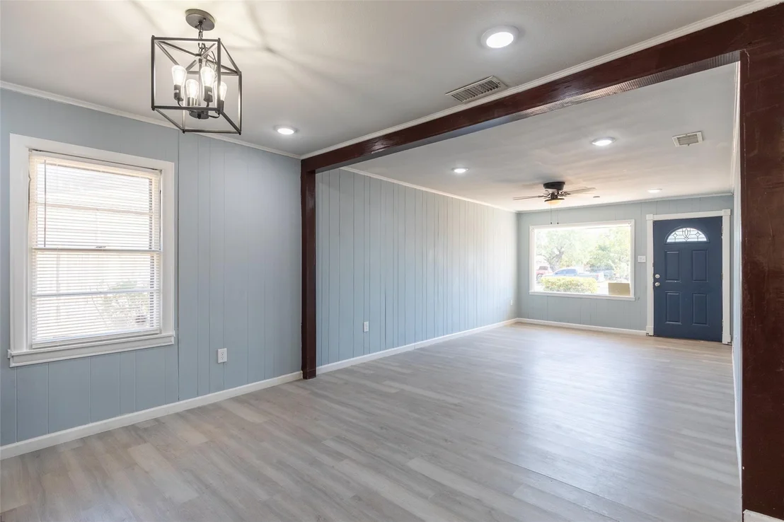 Photo of 2142 N Mockingbird Lane