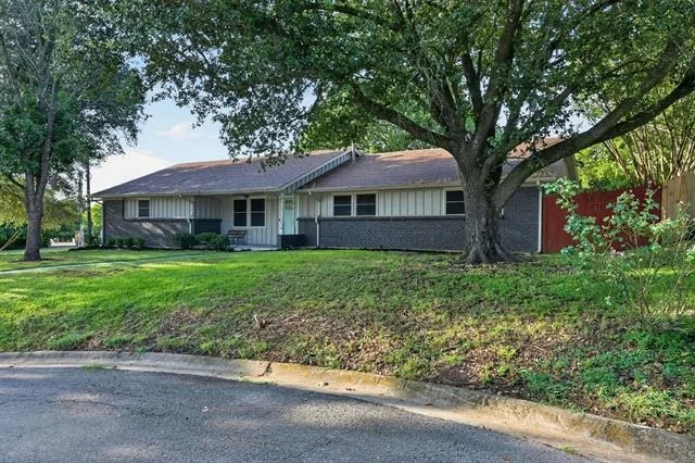Photo of 2403 Robin Circle