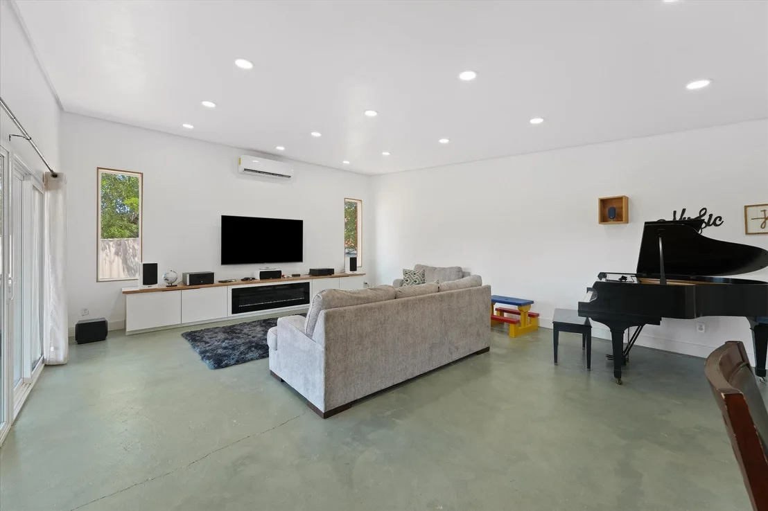 Photo of 9732 Mackenzie Brook