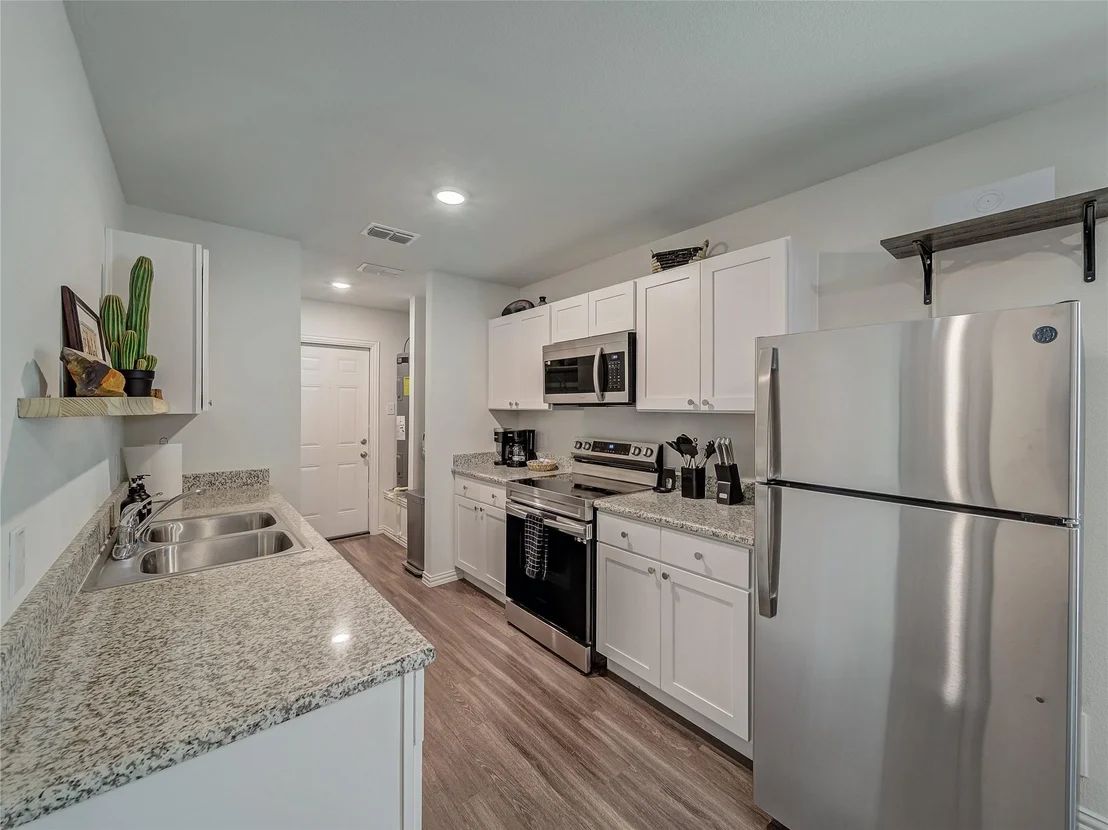 Photo of 921 W 9th Street