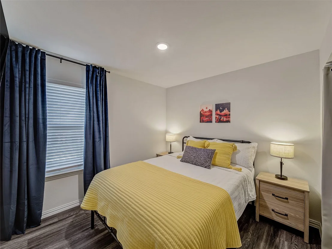 Photo of 921 W 9th Street