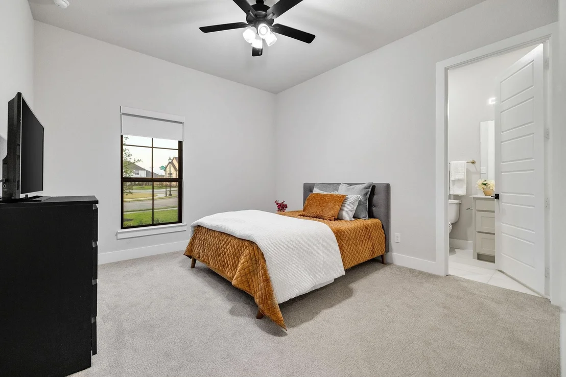 Photo of 2421 Heathrow Lane