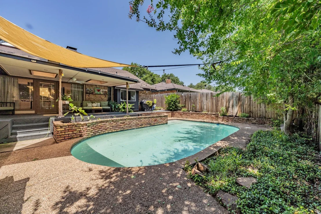 Photo of 2211 Midhurst Drive