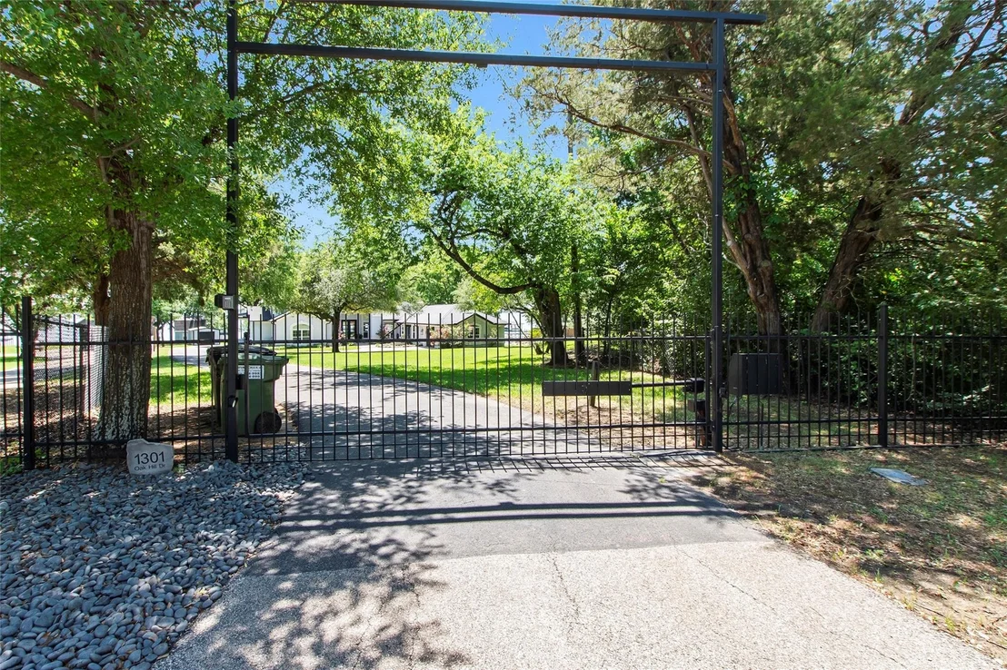 Photo of 1301 Oak Hill Drive