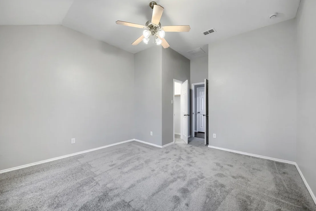 Photo of 915 Hidden Oaks Drive