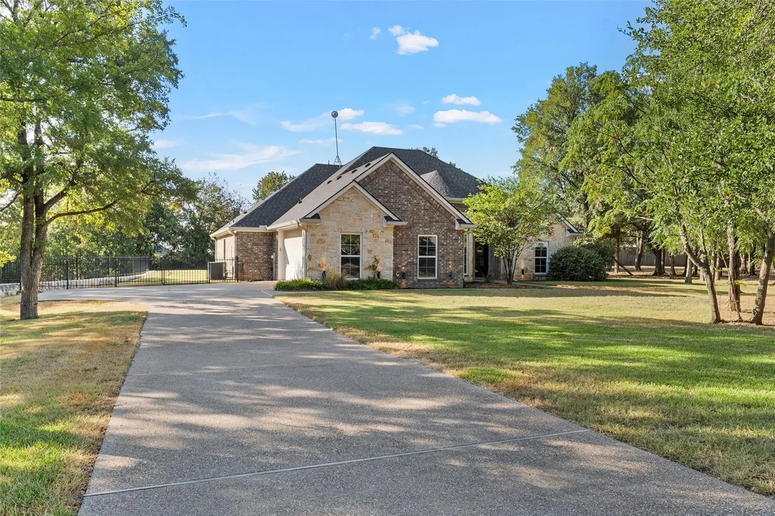 Photo of 580 Whispering Oaks