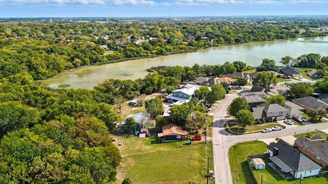 Photo of 869 Lakeside Drive