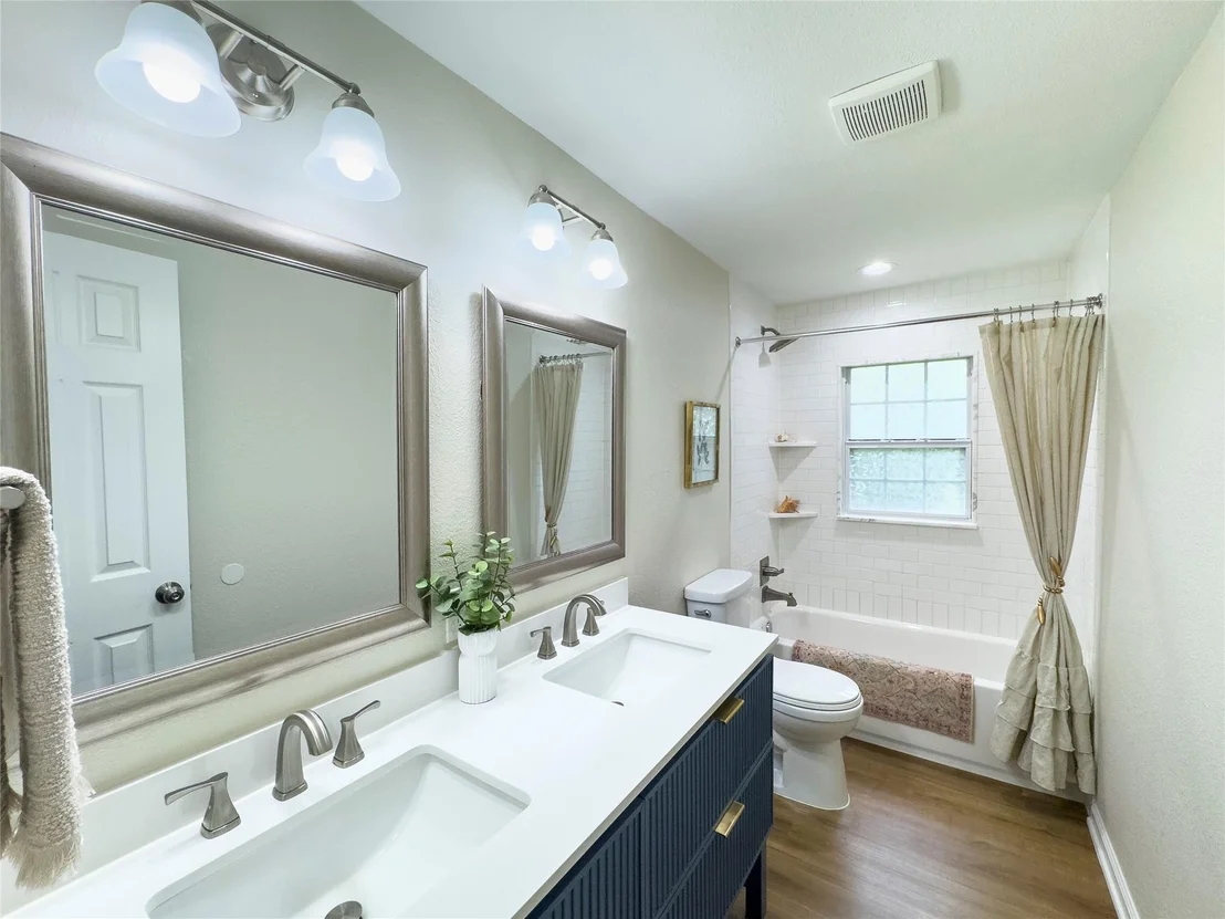 Photo of 1016 W Collins Street
