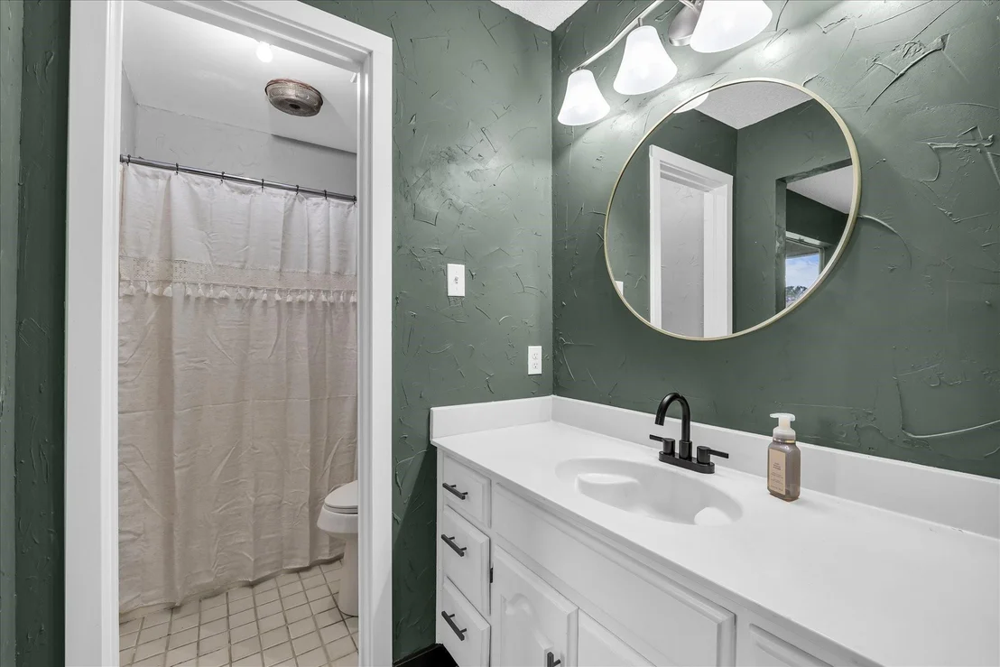 Photo of 913 Montclair Drive