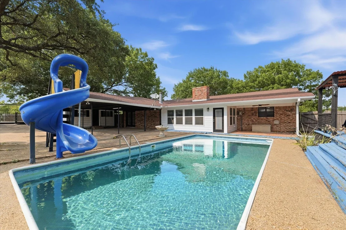 Photo of 140 Towne West Drive