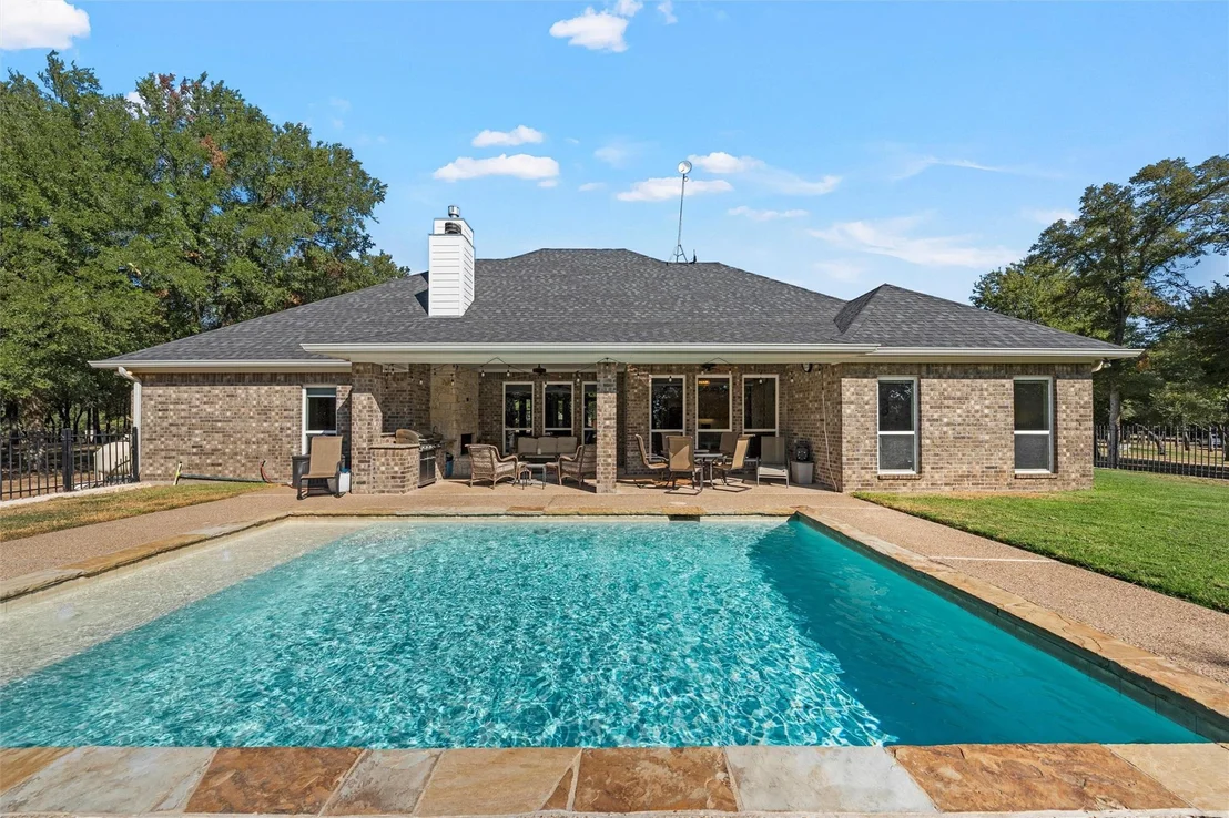 Photo of 580 Whispering Oaks